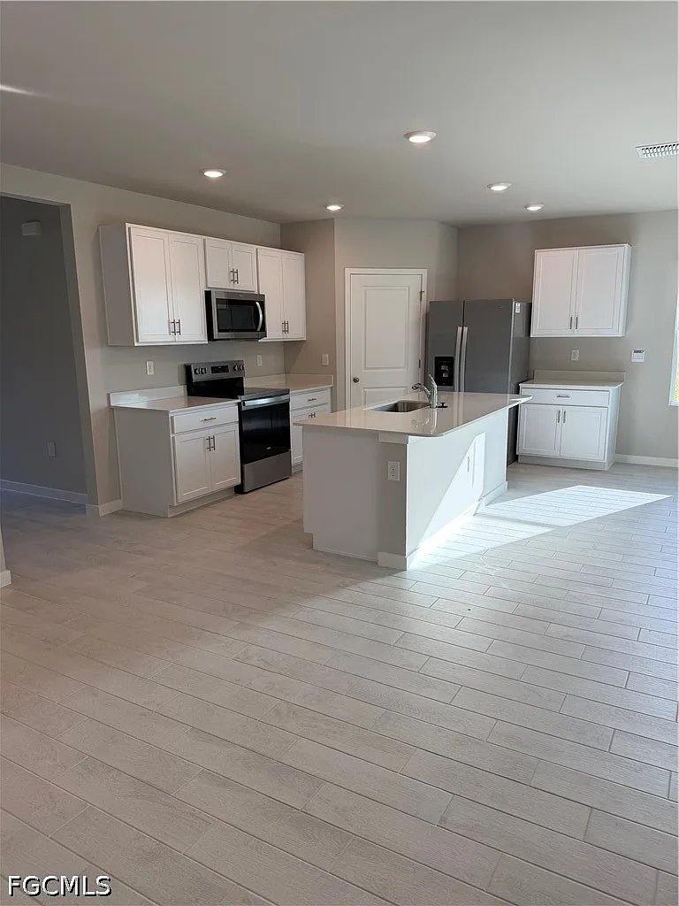 5 bed, 3.0 bath, 2100 sqft, $3,100 — Photo 3