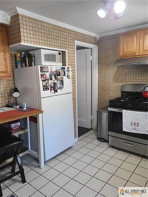 2 bed, 1.0 bath, $2,700 — Photo 4