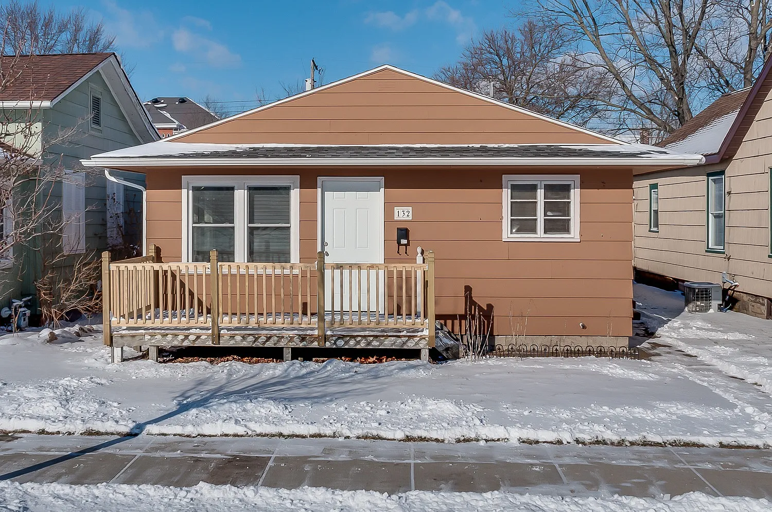 132 E Lawrence St photo 1