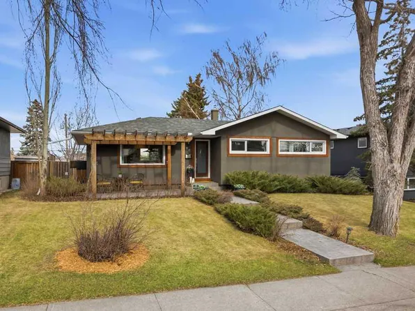 86 S Warwick Dr SW, Calgary, AB T3C 2R6