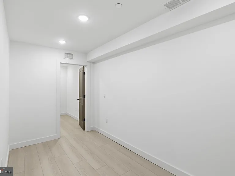 1023 W Orleans St — Photo 9