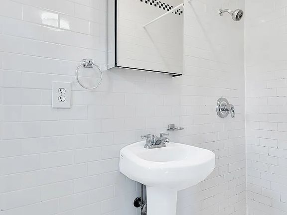 5th image of 98 Christopher St APT 18