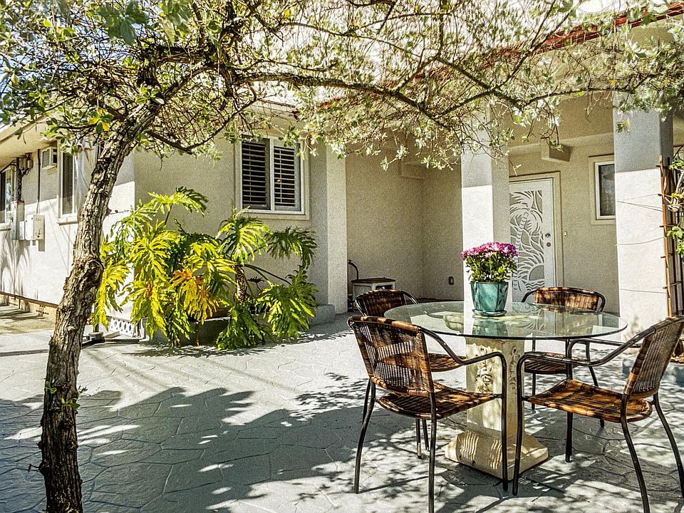 Beautiful entry / patio
