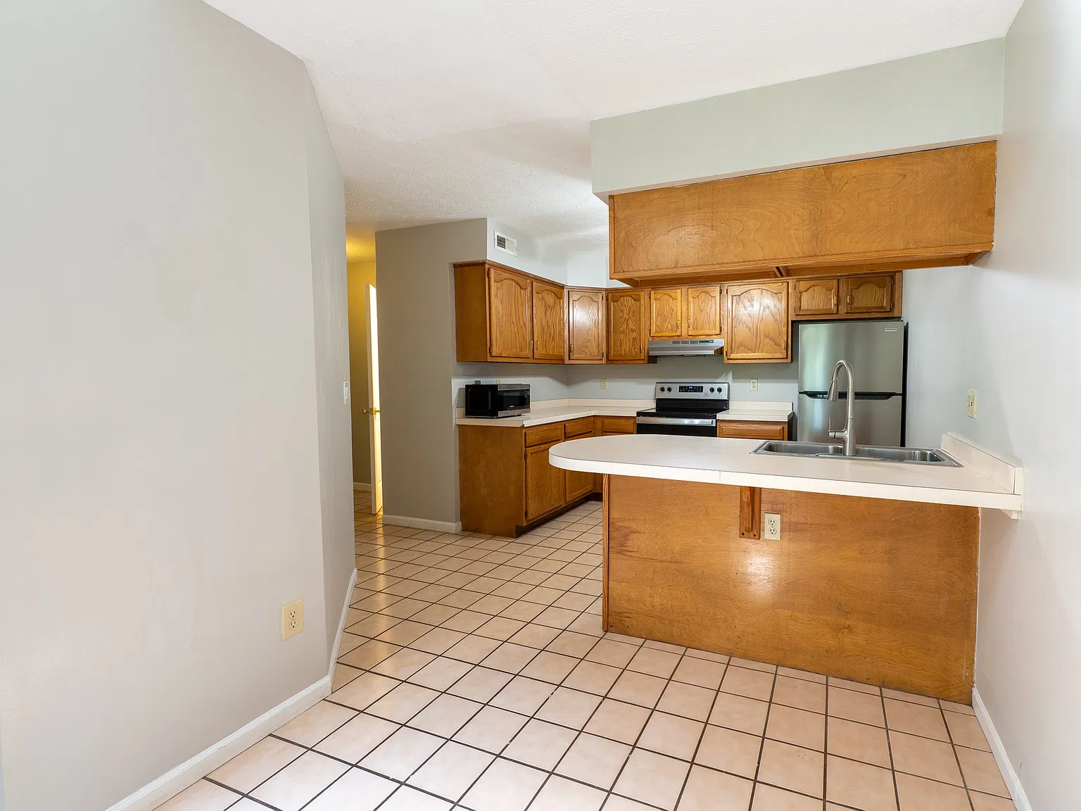 4 bed, 1896 sqft, $2,800 — Photo 2