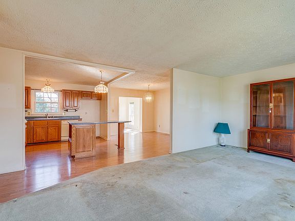 5th image of 324 Hale Meade Dr