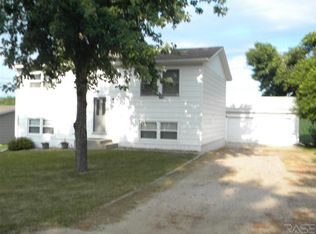 404 Maple St, Valley Springs, SD 57068