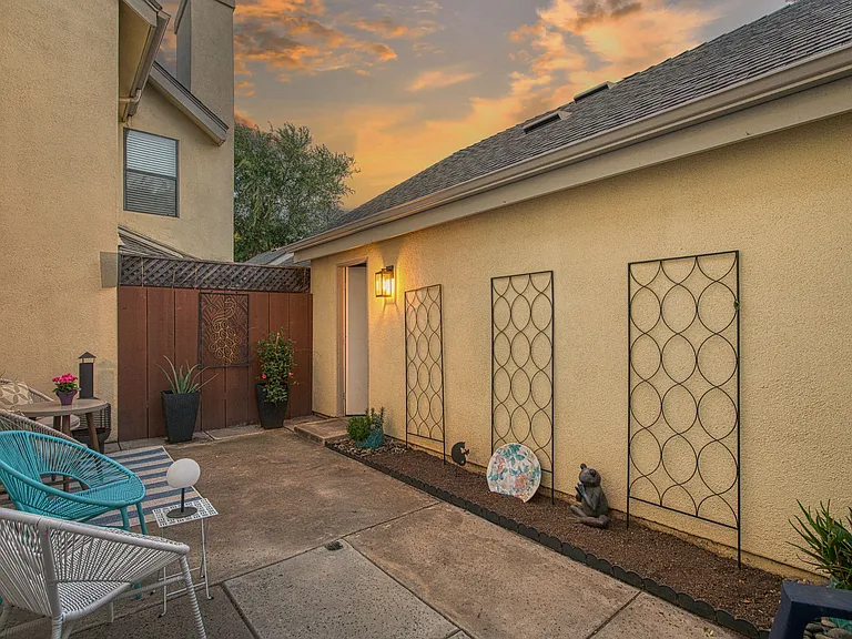 921 E Foxhill Dr — Photo 36