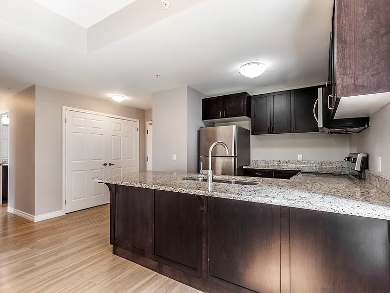 456 Lorne Ave W — Photo 1