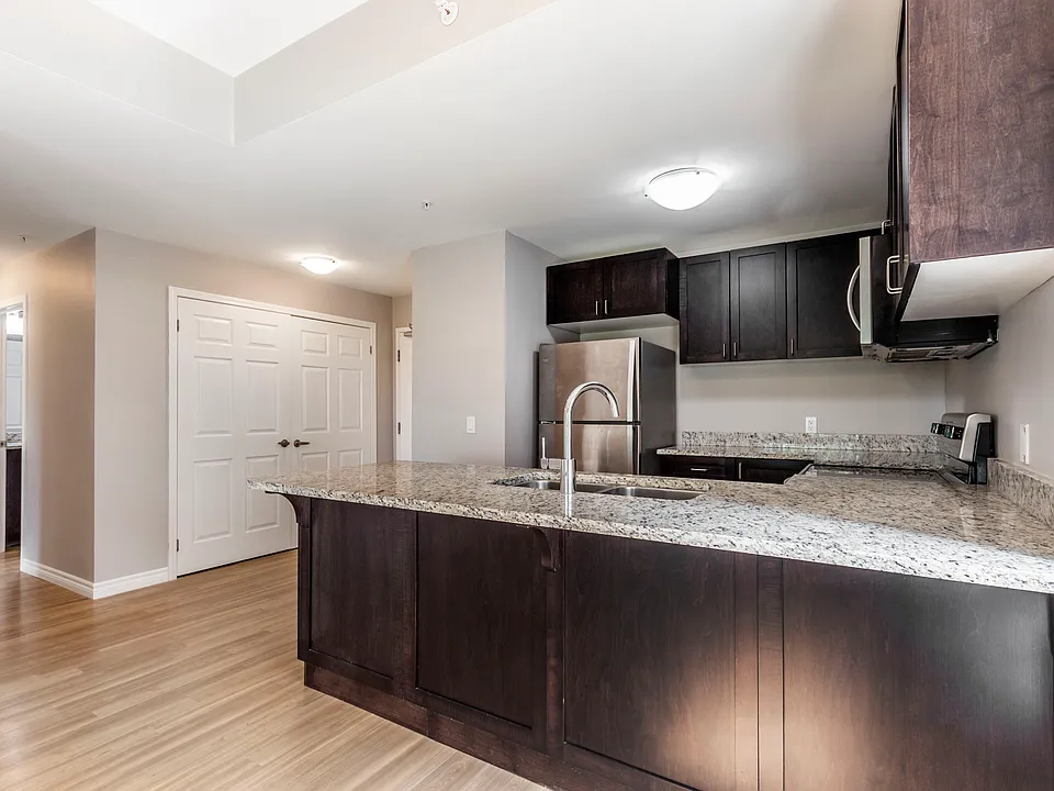 456 Lorne Ave W