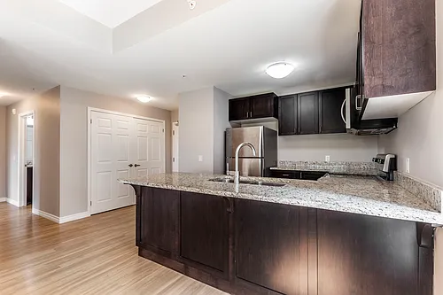 456 Lorne Ave W Photo 1