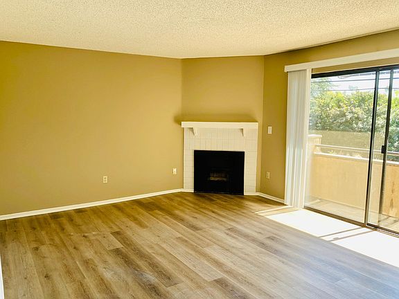 5th image of 6210 Woodman Ave #102
