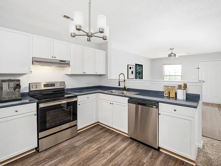 Carlson Bay Luxury Apartments — Photo 36