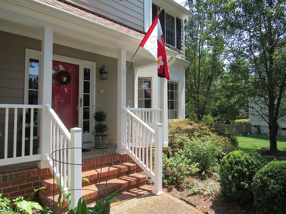 Pretty front porch 