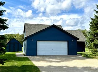 231 Oak Rd, Warroad, MN 56763