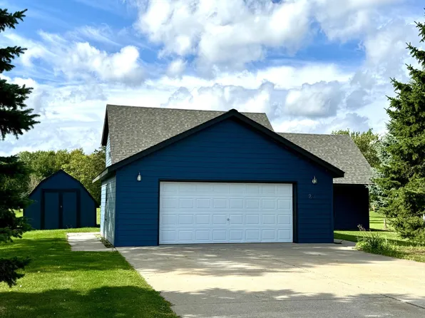 231 Oak Rd, Warroad, MN 56763