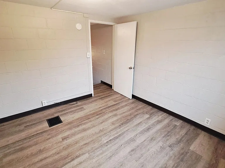 240 W High St — Photo 11