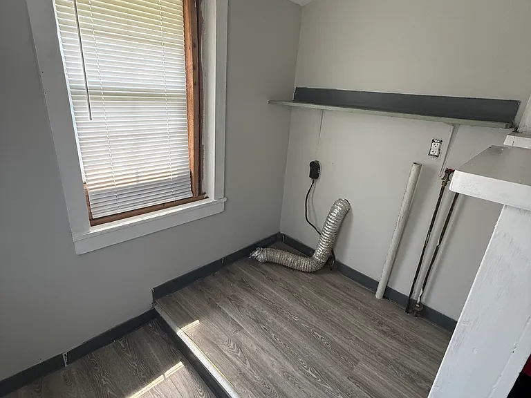 325 Ives Ave — Photo 10