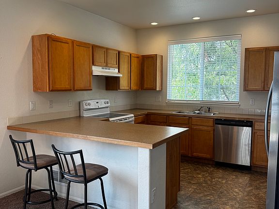 large kitchen with breakfast bar