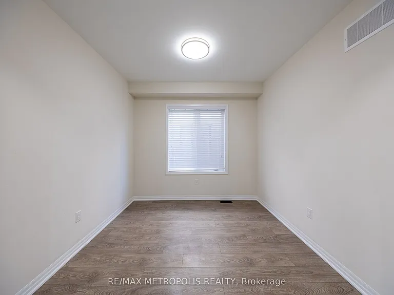39 Northrop Ave — Photo 6
