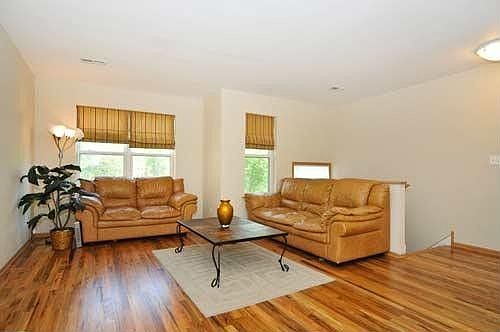 3rd image of 605 E Bowen Ave