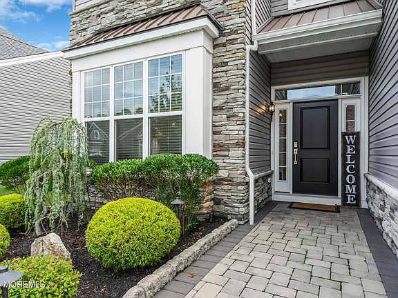 5th image of 217 Ambermist Way