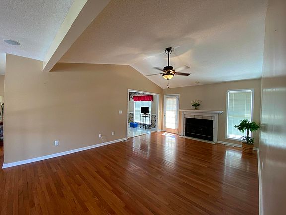 5th image of 304 Persimmon Ln