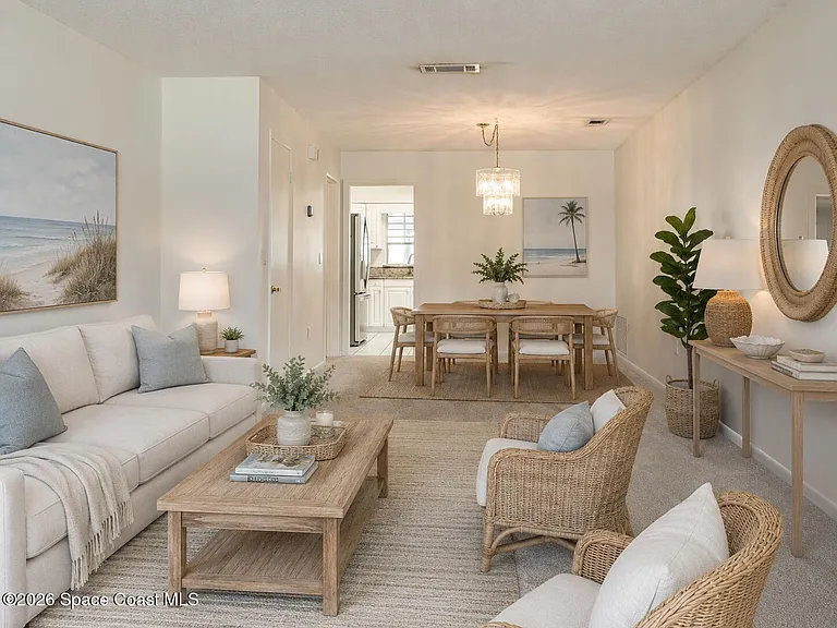 302 Emerald Pl E — Photo 3