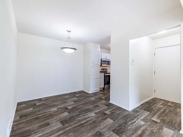 Coach House Apartments — Photo 33