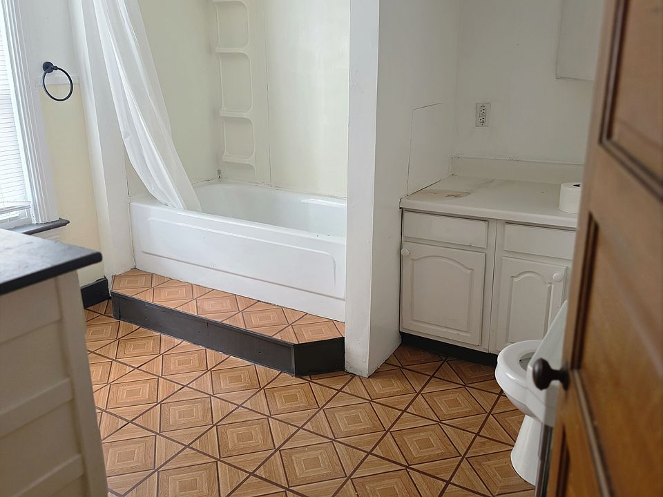 1st image of 408 6th St #408