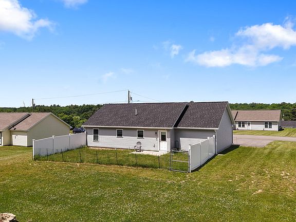 4th image of 47 Stearns Farm Road
