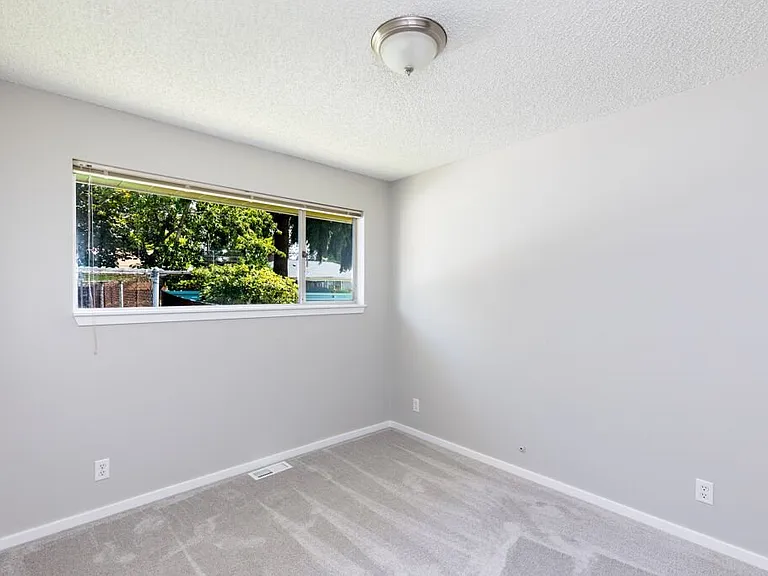 654 Jefferson Ave NE — Photo 10