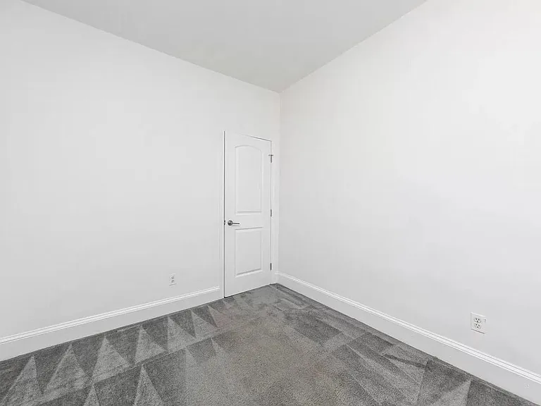 1316 N Hollywood St — Photo 15