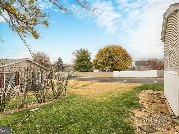 5th image of 42 Beechwood Dr