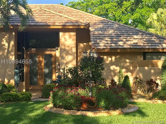 2nd image of 1104 Waterbrook Ln