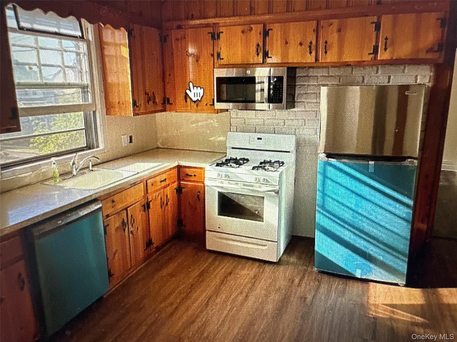 2 bed, 1.0 bath, 1200 sqft, $3,350 — Photo 2