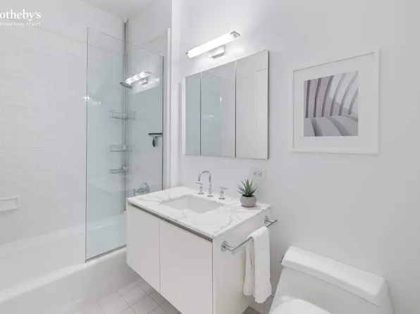 252 7th Avenue image 15 of 24