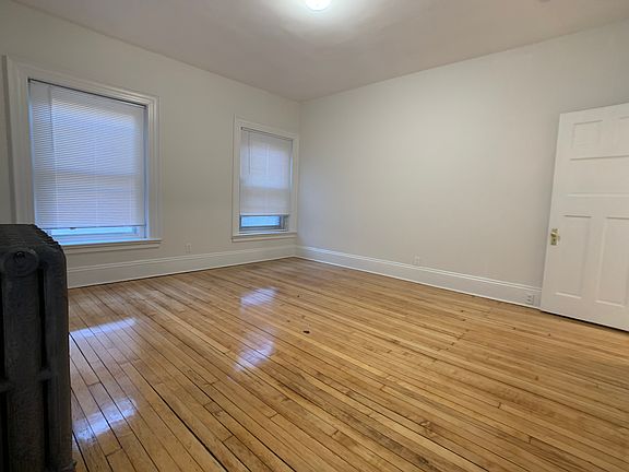 3rd image of 471 Park Dr #16