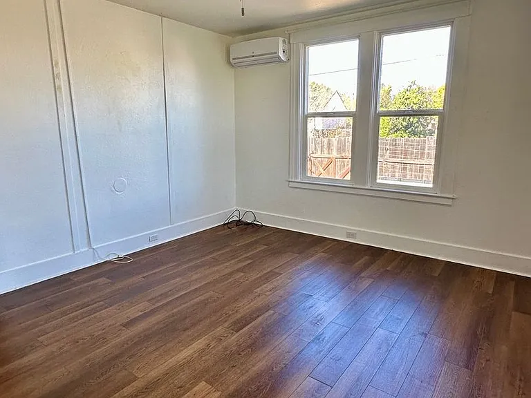 203 S Murdock Ave — Photo 2