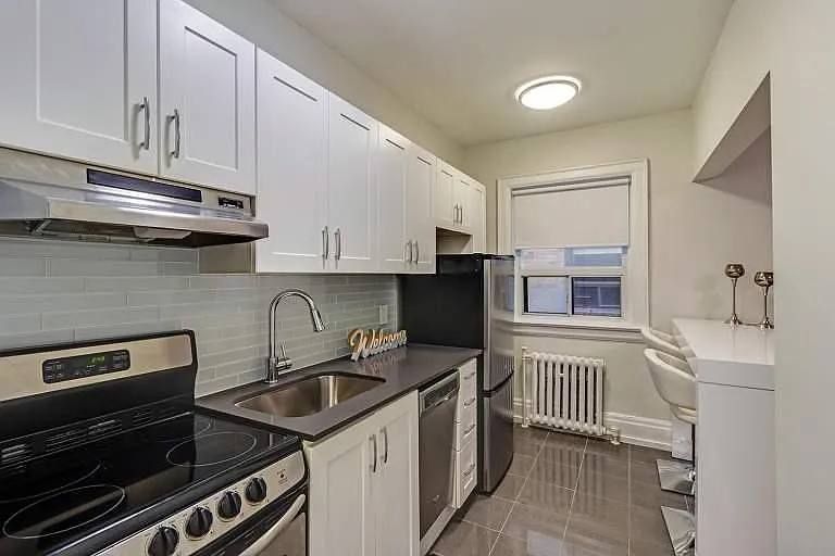 320 Avenue Road — Photo 3