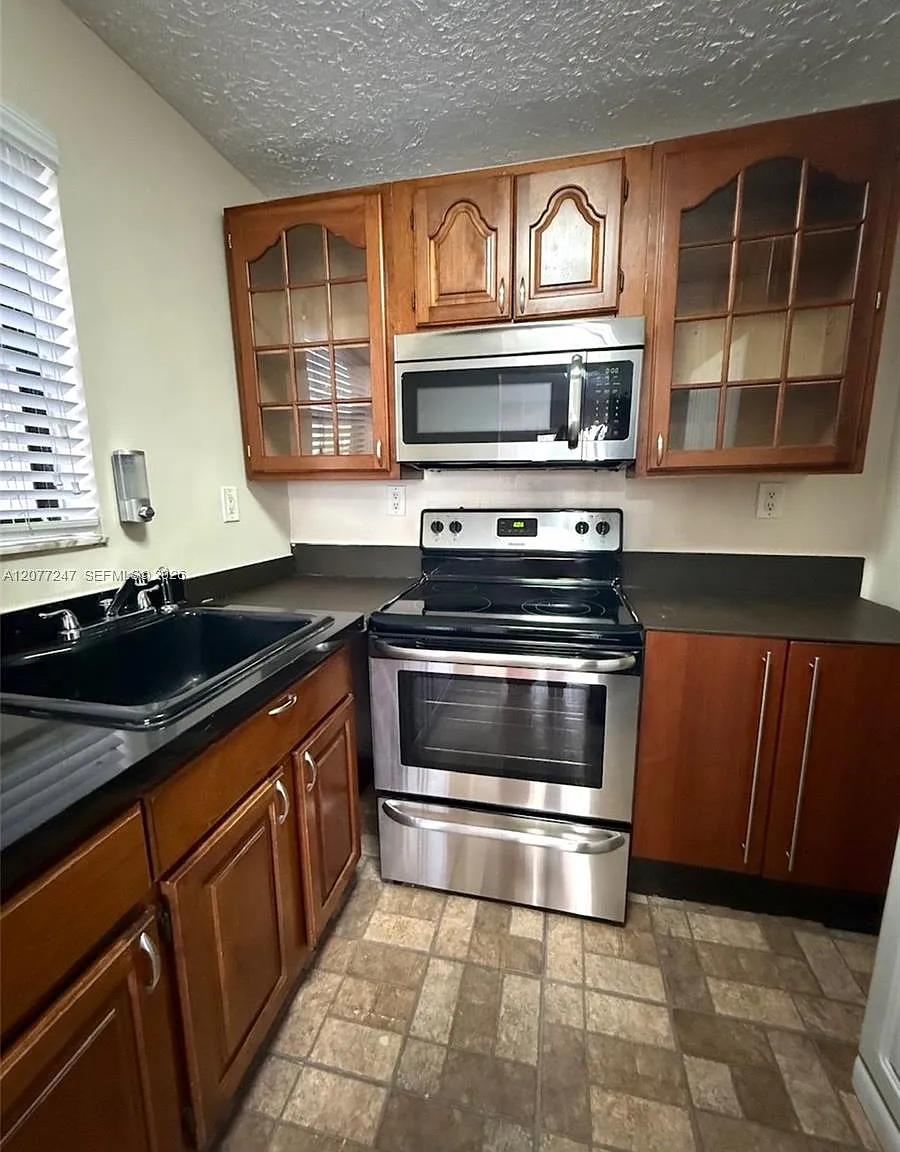 Garden Lake Towers Condo — Photo 3