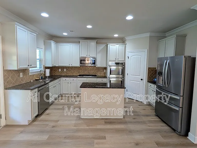 526 Georgia Cir — Photo 2
