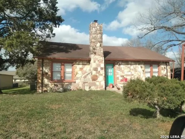 202 E 2nd st, Nixon, TX 78140