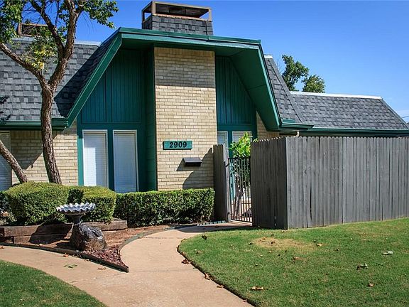 3rd image of 2909 Rosewood Ln