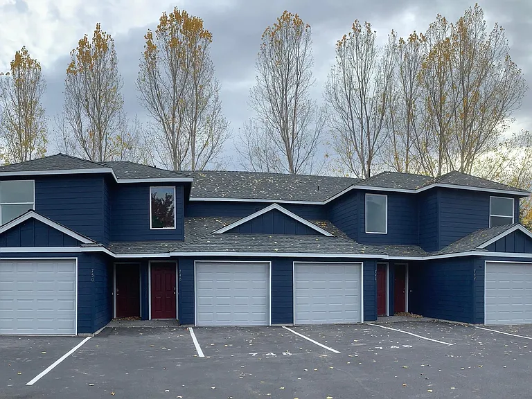 754 NE Oak Pl — Photo 2