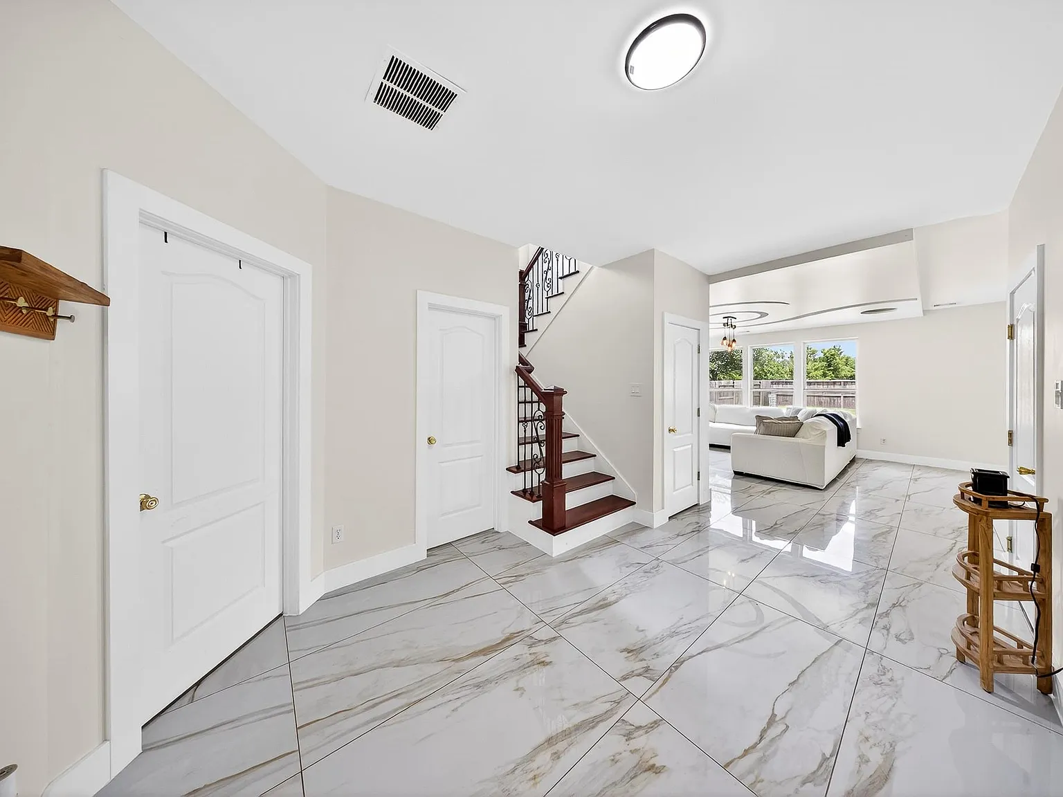 4 bed, 3.0 bath, 2466 sqft, $2,500 — Photo 2