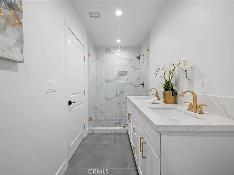 5865 Tobias Ave — Photo 20