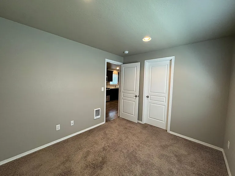 975 N Pacific Hwy #99 — Photo 10