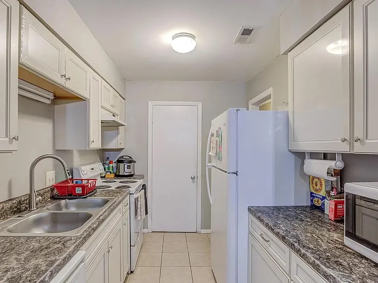 1208 Schaub Dr #C — Photo 11