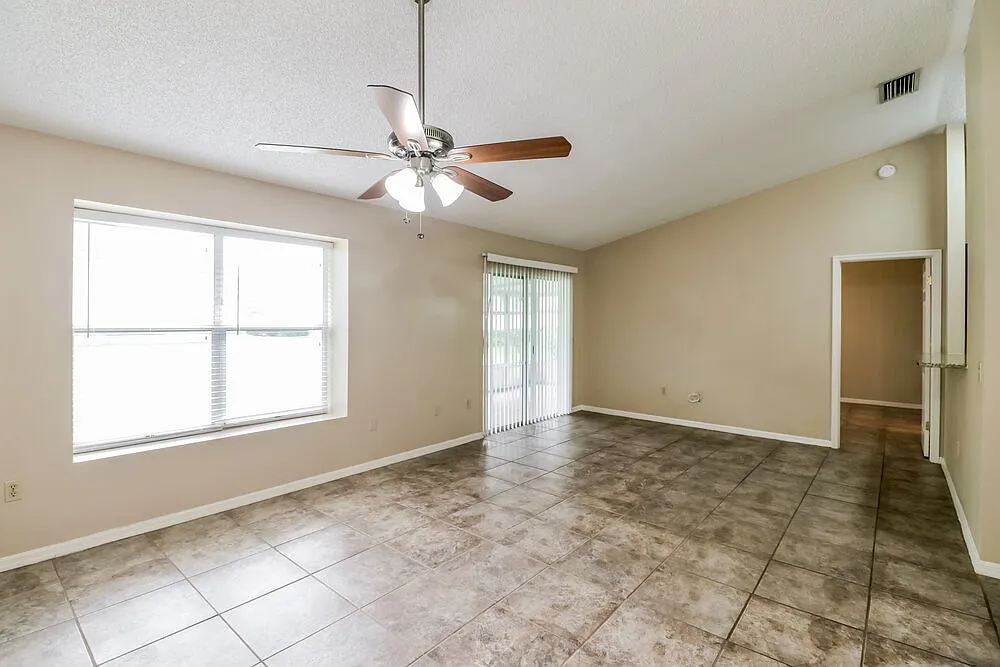 3 bed, 2.0 bath, 1258 sqft, $1,790 — Photo 3