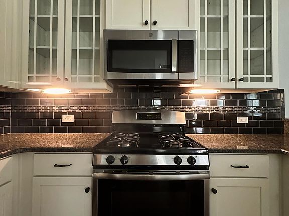 Gas cooktop, upgraded cabinets